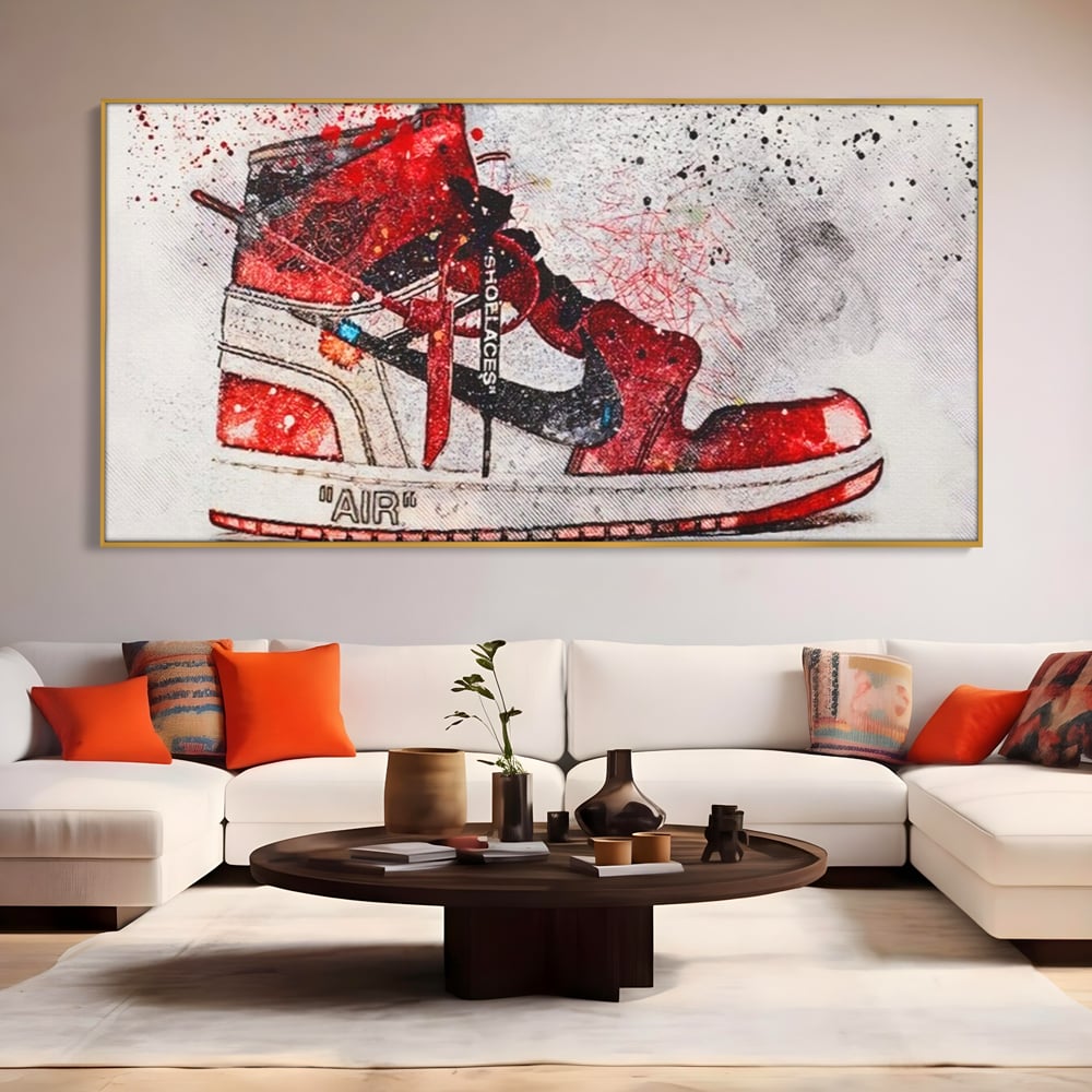 Tablou canvas cu tablou canvas cu pantof sport rosu, in rama de aluminiu auriu, pe perete intr-un living
